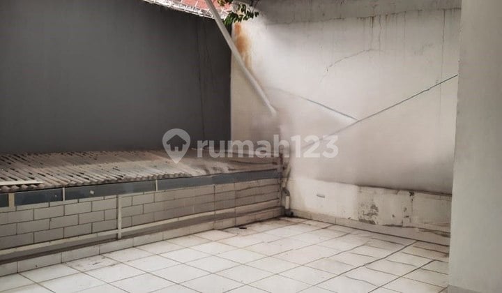 Rumah 1,5 Lantai Dijual di Kebayoran Baru