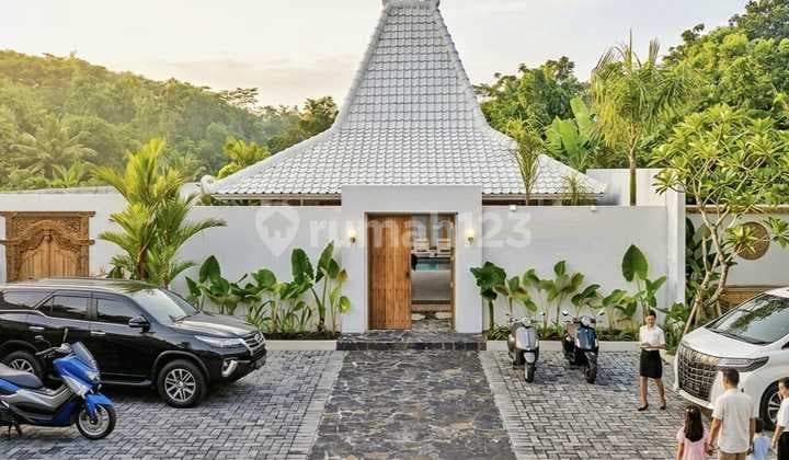 Dijual Villa Eksklusif dengan Kolam Renang Area Balecatur di Yogyakarta