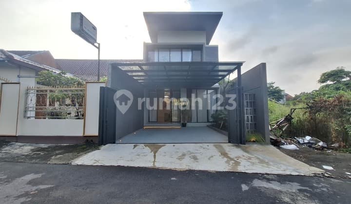 Rumah 2 Lantai Furnished Taman Belakang Luas Dekat Budi Mulia
