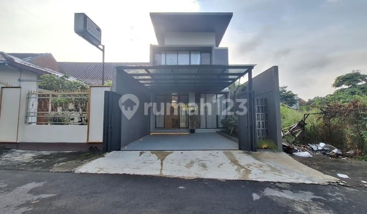 Rumah 2 Lantai Furnished Taman Belakang Luas Dekat Budi Mulia
