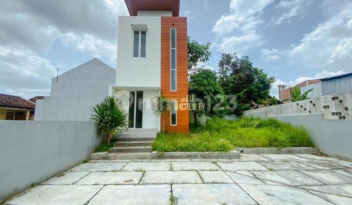 RUMAH 2 LANTAI SIAP HUNI, TANAH LUAS, DEKAT LOTTE MART MAGUWO