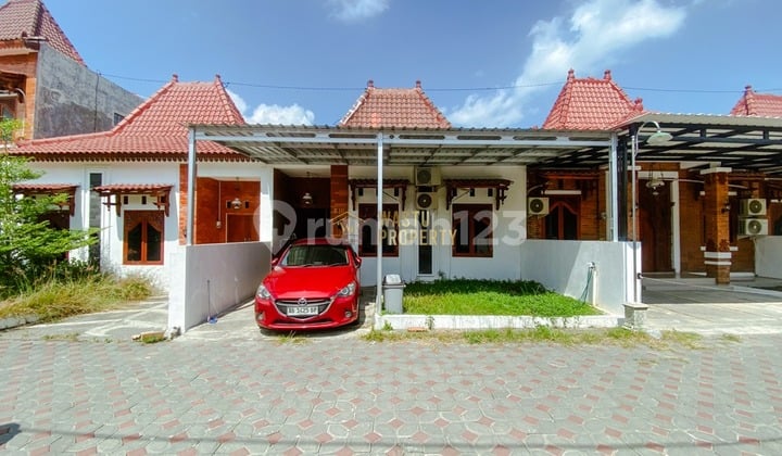 RUMAH ETNIK SIAP HUNI DALAM PERUMAHAN DEKAT CANDI PRAMBANAN