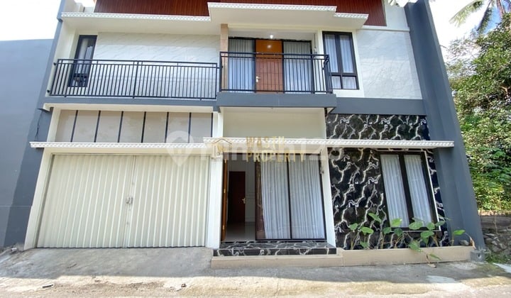 RUMAH SIAP HUNI 2 LANTAI SEMIFURNISHED DI JOGJA UTARA