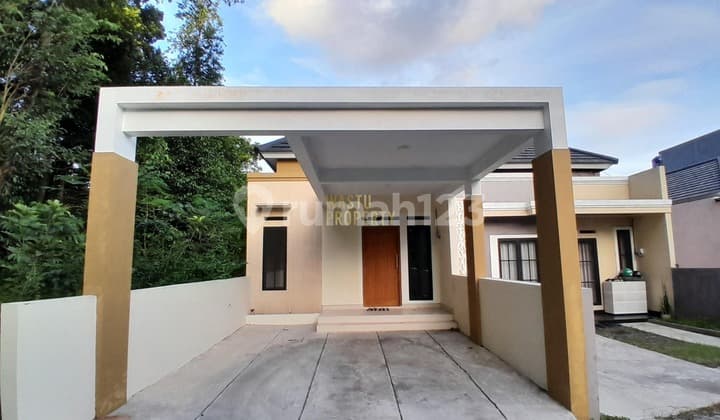 RUMAH BARU SIAP HUNI TANAH LUAS DEKAT AL-AZHAR DAN KAMPUS UII