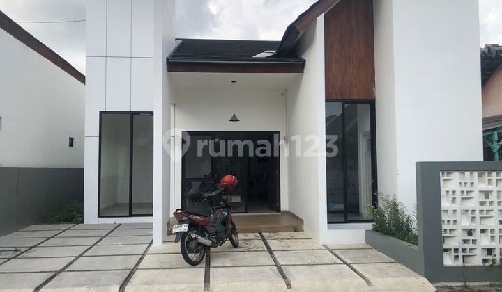 DIJUAL RUMAH BARU SIAP HUNI SEMIFURNISH DEKAT PASAR SLEMAN