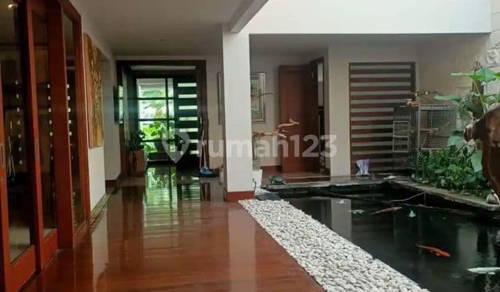 Rumah Area Golf Lantai Marmer Pakuwon Indah