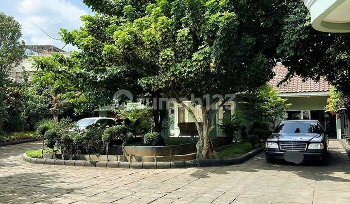 Rumah Villa Luas dan Nyaman di Daerah Setiabudi