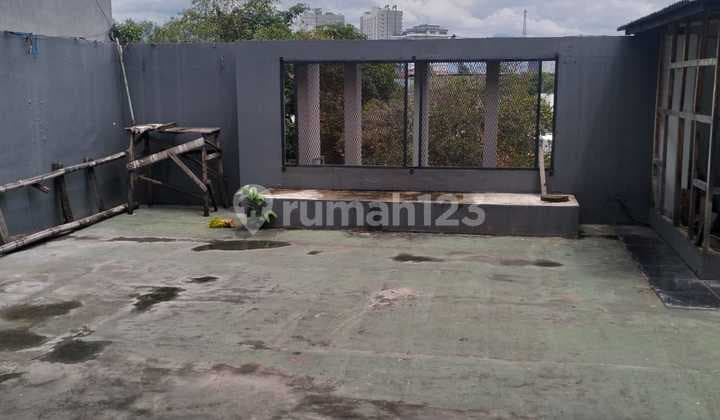 Ruang Usaha Strategis dengan Parkiran Luas Sukajadi