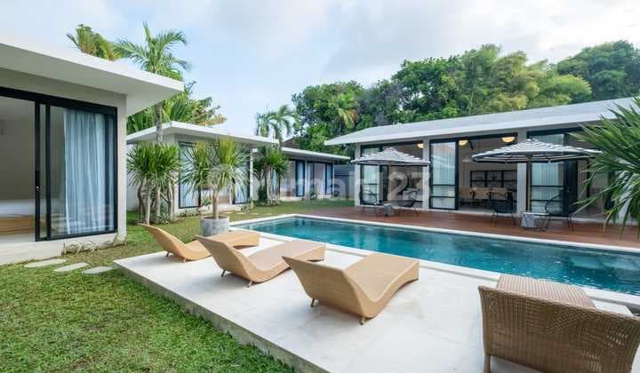 Sewa Villa Mewah Pinggir Pantai 4 Kamar Tidur Dengan Ruang Tamu Luas dan Taman Dekat Pantai Seminyak Bali