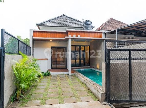 RUMAH MINIMALIST DENGAN KOLAM RENANG BERLOKASI DI DALUNG PADONAN DEKAT CANGGU BALI