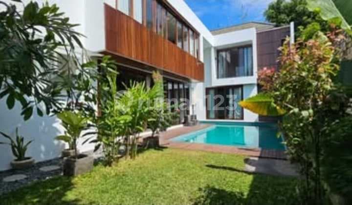 LEASEHOLD 25 YEARS VILLA 4BR WITH GARDEN LOCATED NEAR MERTASARI BEACH SANUR BALI