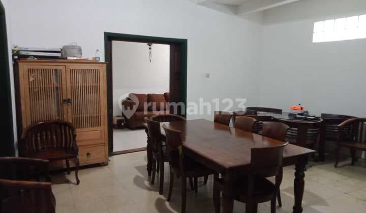 Rumah 2 Lantai Bagus di Sayap Gatot Subroto