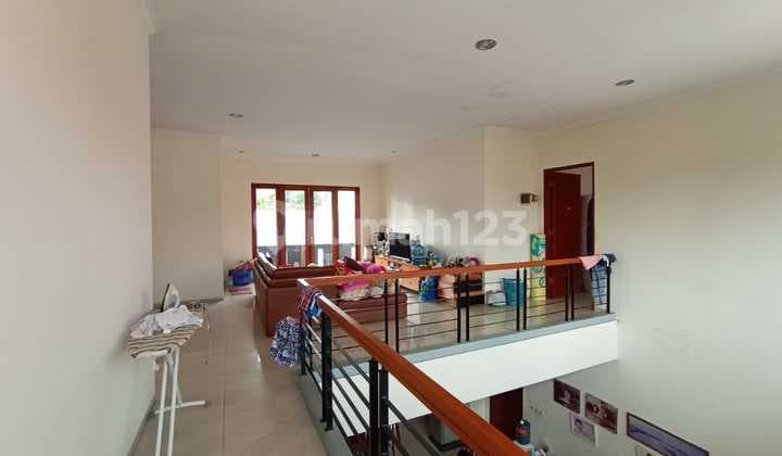 Rumah Hook, 2 Lantai, SHM, di Sayap Bkr, Hadap Brt, Selatan