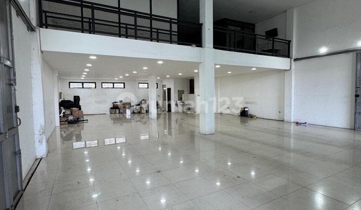 Disewakan Ruko Mainroad, 2 Lantai, di Buah Batu,