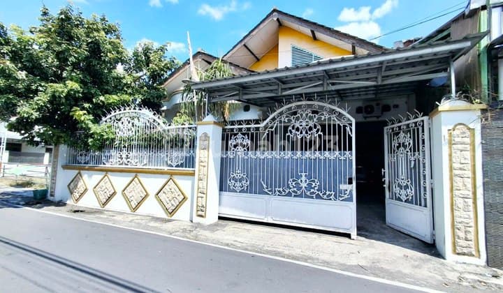 Rumah Luas Dekat Luwes Gentan Dijual Cepat SHM