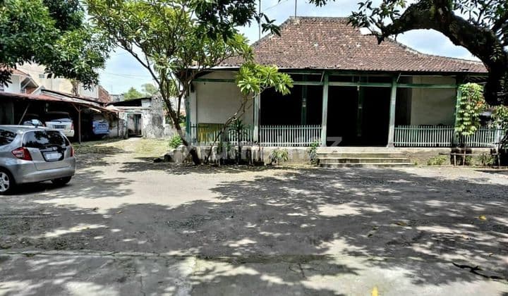 Classic Joglo house in Laweyan, Solo city, for quick sale.