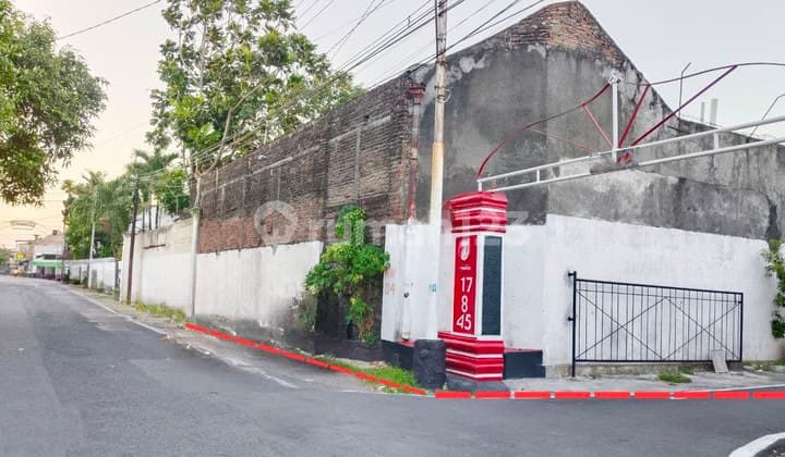 Tanah Hook Jalan Raya Tipes Serengan Bonus Bangunan Lama