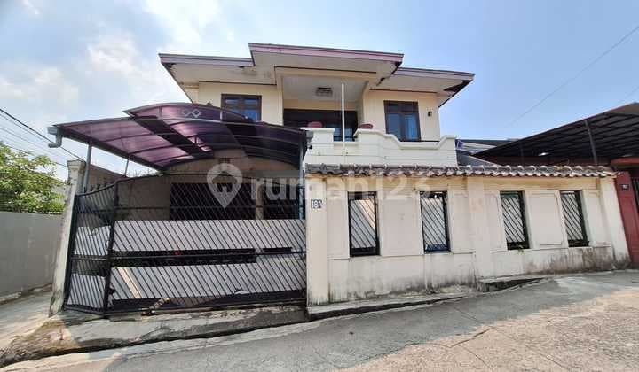 Two-story house, South-facing, with a hook, land calculation included, comfortable environment, Gandul.