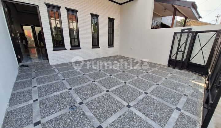 Brand New 2.5 Lt, Minimalis Modern, Hdp. Barat, Siap Huni, Gandul