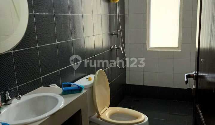 Rumah 2Lt, Hdp Selatan, Hal. Luas, Semi Furnished, di Megapolitan
