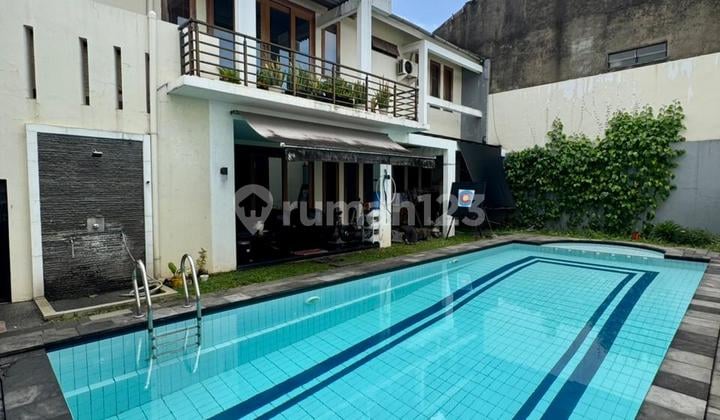 Rumah 2Lt, Balkon, Pool, Hal. Luas, Semi Furnished, Cinere Estate