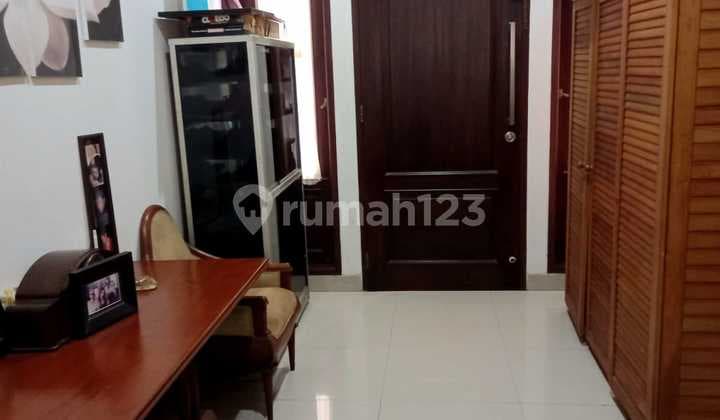 Rumah 2Lt, Hdp Selatan, Hal. Luas, Semi Furnished, di Megapolitan