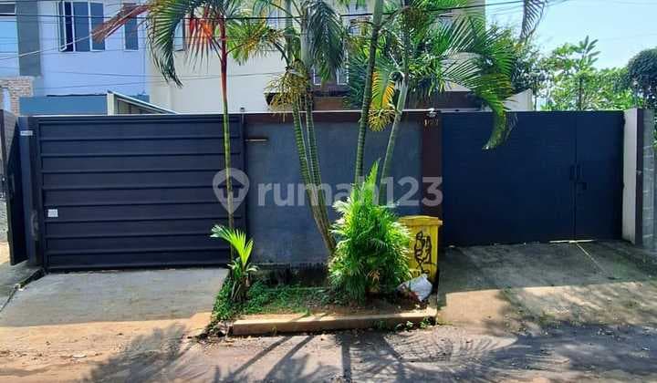 Rumah 2Lt, Hdp Selatan, Hal. Luas, Semi Furnished, di Megapolitan