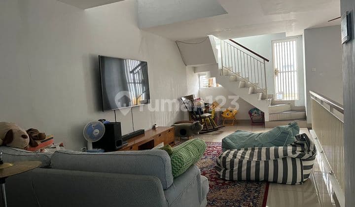 Rumah 2.5Lt, Hdp. Barat, Semi Furnished, dlm Cluster di Cireundeu