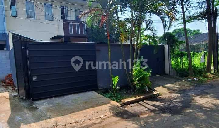 Rumah 2Lt, Hdp Selatan, Hal. Luas, Semi Furnished, di Megapolitan