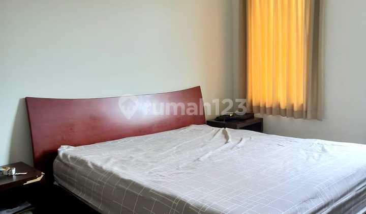 Rumah 2Lt, Hdp Selatan, Hal. Luas, Semi Furnished, di Megapolitan