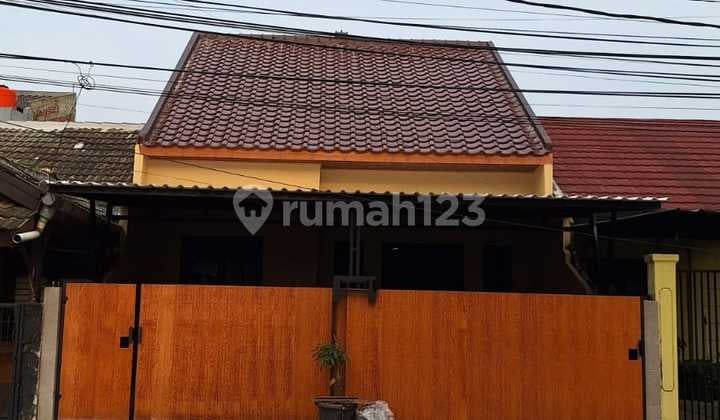 Rumah 1.5Lt, Renoved Like New, Hdp Timur, Siap Huni, Graha Cinere