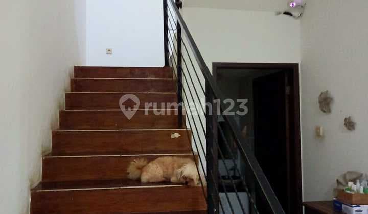 Rumah 2Lt, Hdp Selatan, Hal. Luas, Semi Furnished, di Megapolitan