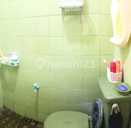 Rumah 1.5Lt Hdp. Timur, Nyaman & Strategis di Kompl. P U, Veteran