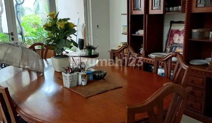 Rumah 2Lt, Hdp Selatan, Hal. Luas, Semi Furnished, di Megapolitan