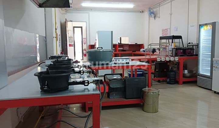 Ruko 2,5 lantai siap pakai dekat area perkantoran Sudirman di Bendungan Hilir Jakarta Pusat