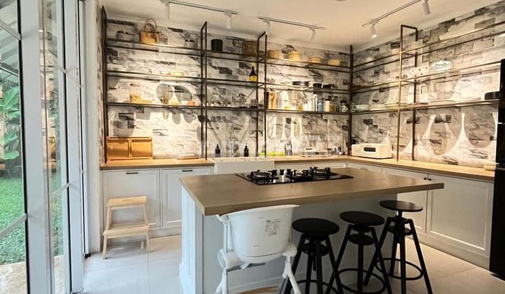 HOUSE FOR SALE ON TULODONG BAWAH STREET, KEBAYORAN BARU, SOUTH JAKARTA