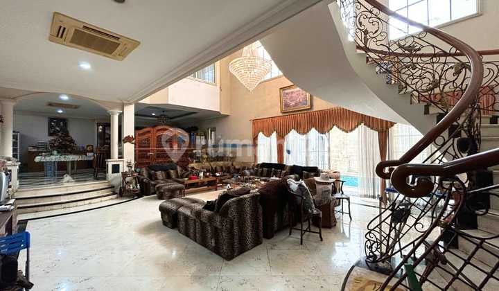 Dijual Rumah Mewah dengan Pool Posisi Hook Lokas Strategis di Segitiga Emas Jakarta Selatan