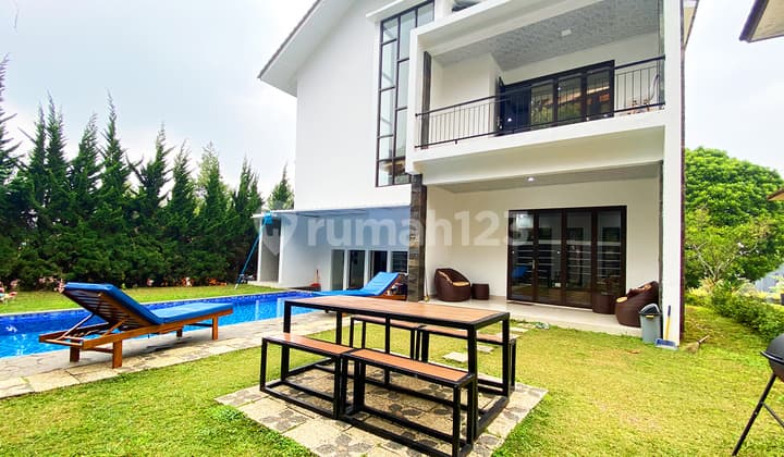 Villa House in Lembang Bandung with Swimming Pool, Well-Maintained Building, Furnished.