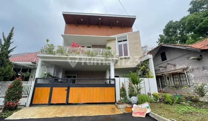 Rumah Modern di Arcamanik Bandung Ada Kolam Renang Terawat Furnish
