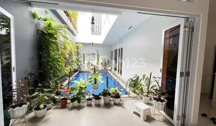 Rumah Modern di Arcamanik Bandung Ada Kolam Renang Terawat Furnish