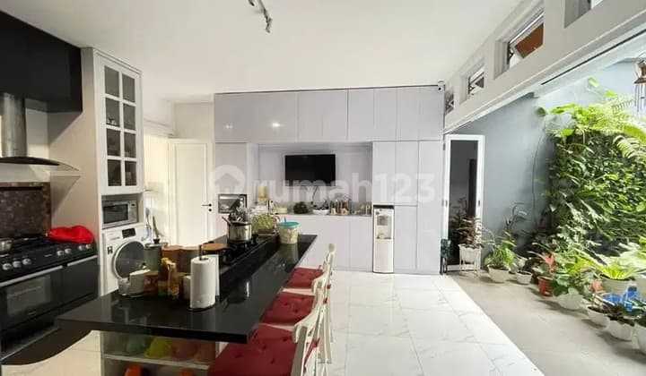 Rumah Modern di Arcamanik Bandung Ada Kolam Renang Terawat Furnish