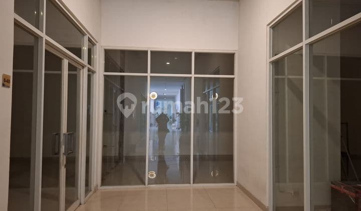 Ruko Hook 3 Unit Gandeng di Springhill Kemayoran, Jakarta Pusat