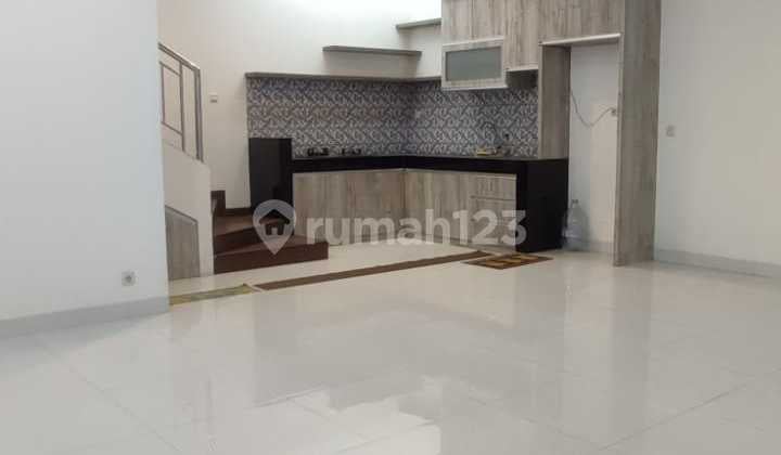 Rumah Bagus Siap Huni Nyaman SHM di Taman Kopo Indah 3