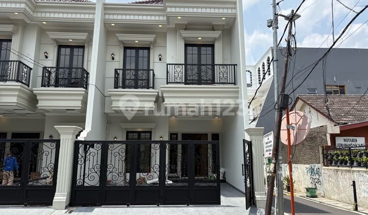 Rumah Modern Classic Mewah Dengan Lebar Jalan 3 Mobil
