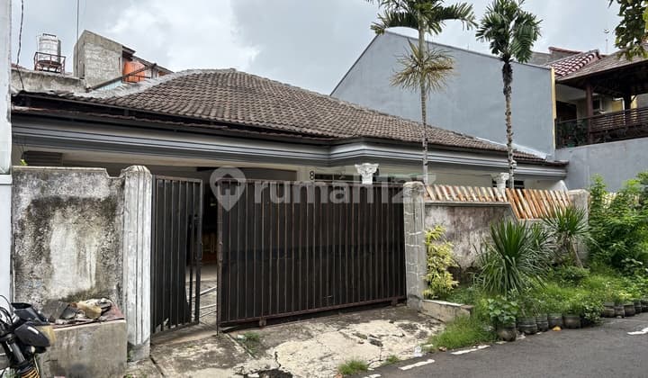 Quick Sale Old House in Cempaka Putih Complex