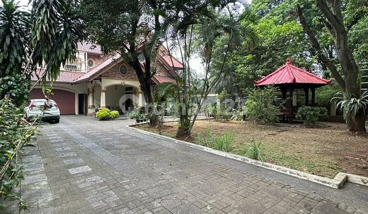 Rumah dengan private pool di daerah Jagakarsa Jaksel