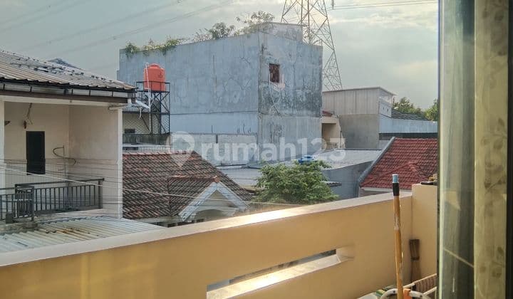 Dijual Rumah 3 Lantai Bagus dan Nyaman Metro 1