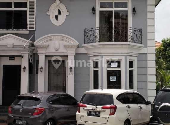 Dijual rumah 2 lantai hook di taman Paris town house