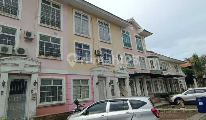 Di jual cepat town house 2 lantai di Taman Paris lippo karawaci