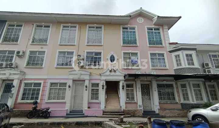 Townhouse furnished in Paris Garden, Lippo Karawaci.